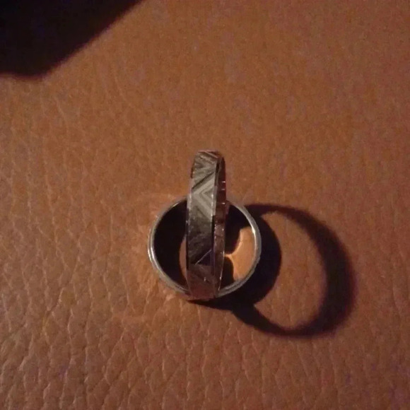 💙🌹New yellow tone wedding band - Picture 8 of 8